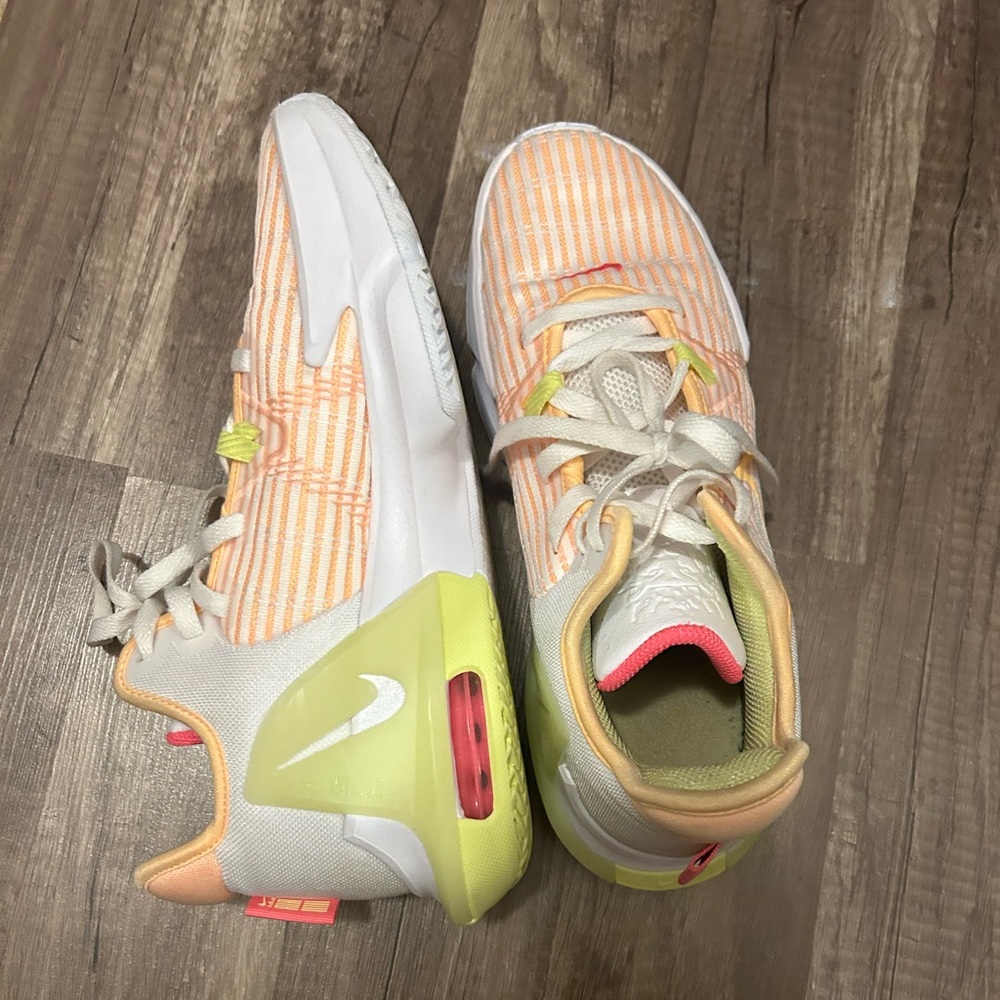 Nike Lebron Witness 6 basketball/volleyball shoes  size 8.5